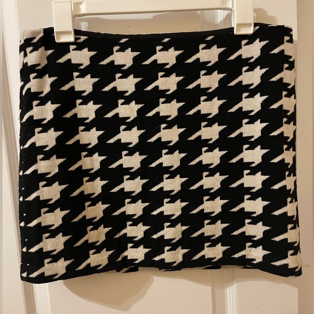 Alice+Olivia mini skirt, size 8 black/white. PreLoved